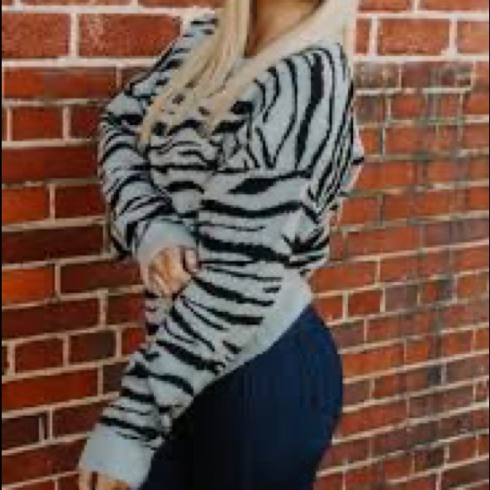 Sweater size L animal print calligraphie grey&black faux fur cozy/ fast shipping